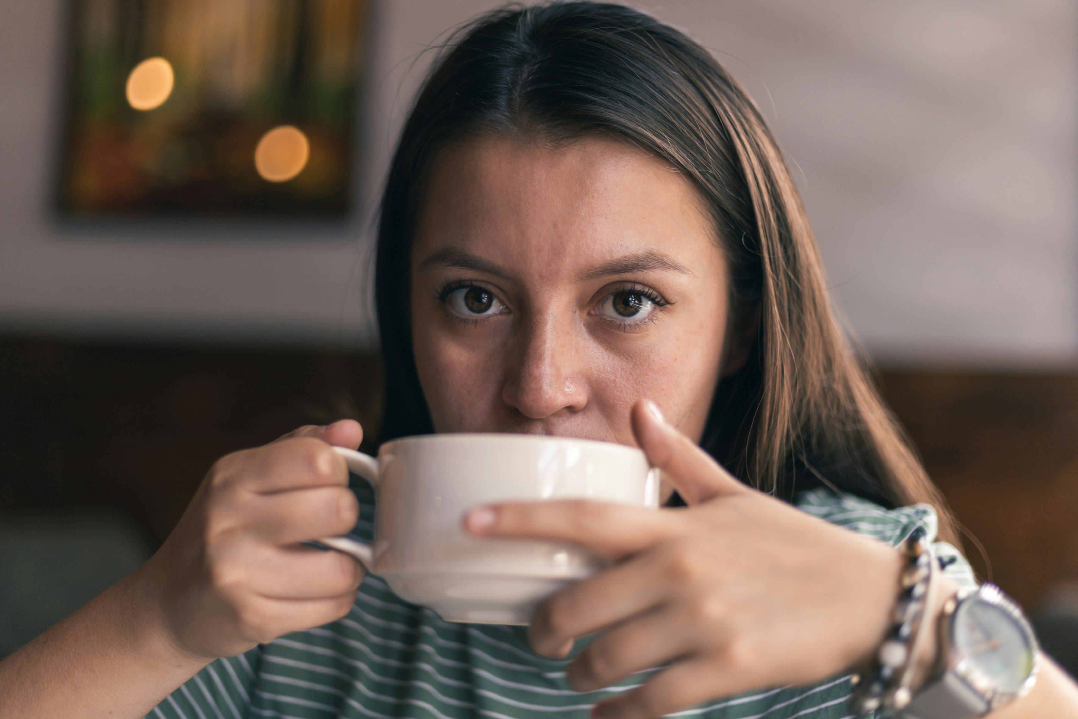 Portrait von Mädchen mit Kaffeetasse
