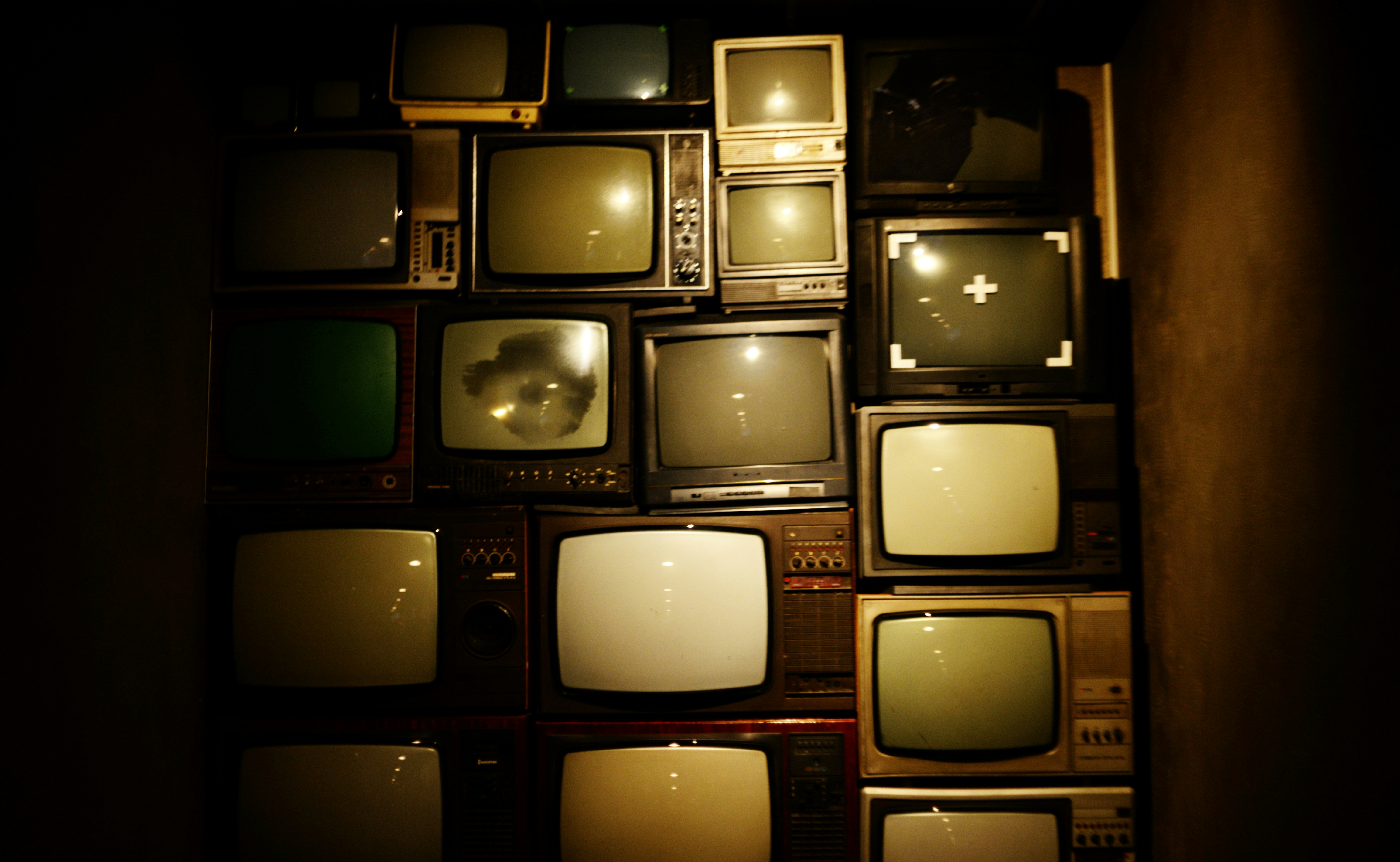 viele alte Retro Fernseher