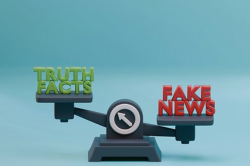Waage mit den Worten Truth und Fake News